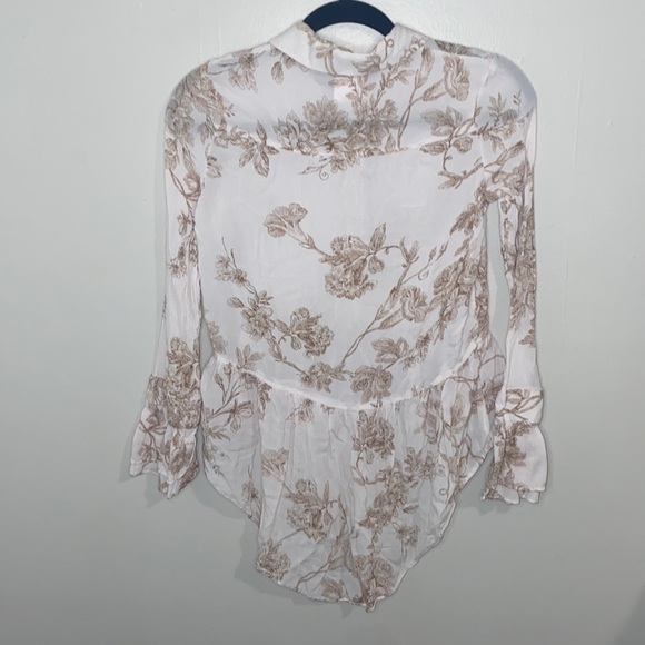 🦋Sheer button-up flower patterned long sleeved top! - Picture 7 of 8